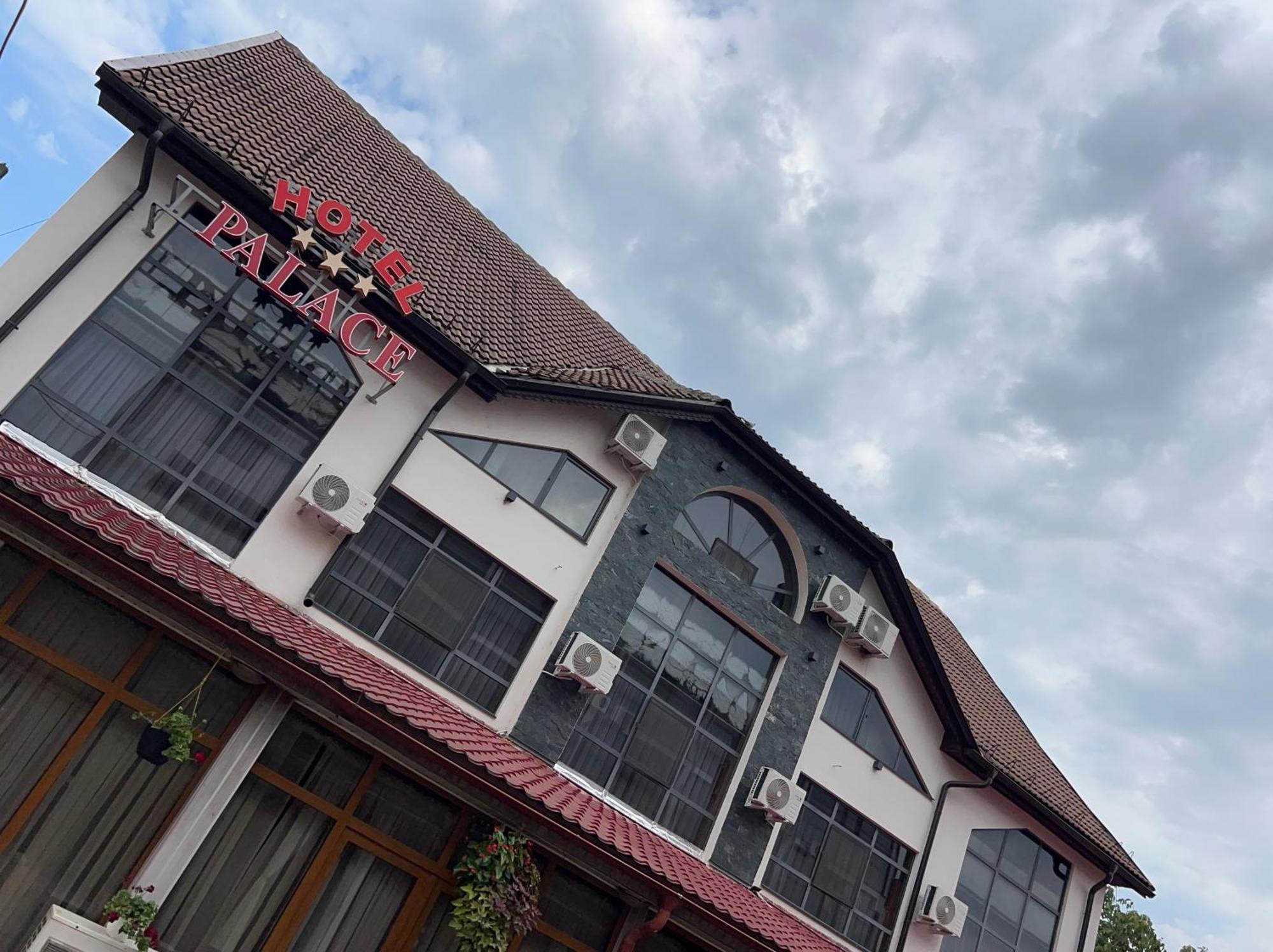 Hotel Palace Targu Jiu Luaran gambar
